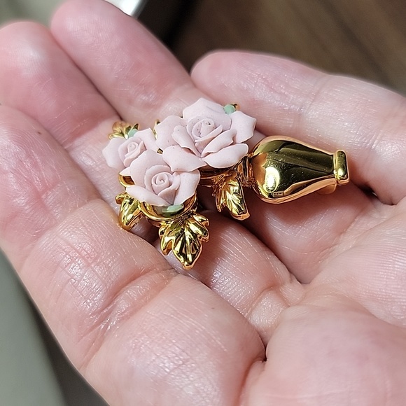 Avon KC Vintage Pink Roses Goldtone Vase Brooch - Picture 3 of 7